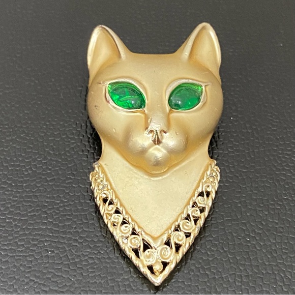 Vintage A.J.C. Signed Egyptian Cat Green Eyes Gold-tone Brooch - Picture 3 of 12
